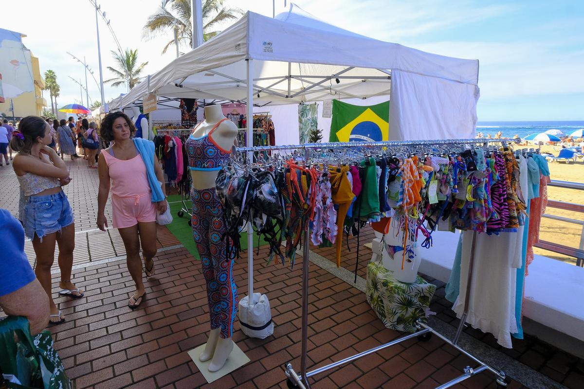 Un puesto de ropa, en el mercadillo en el paseo de la playa de Las Canteras.