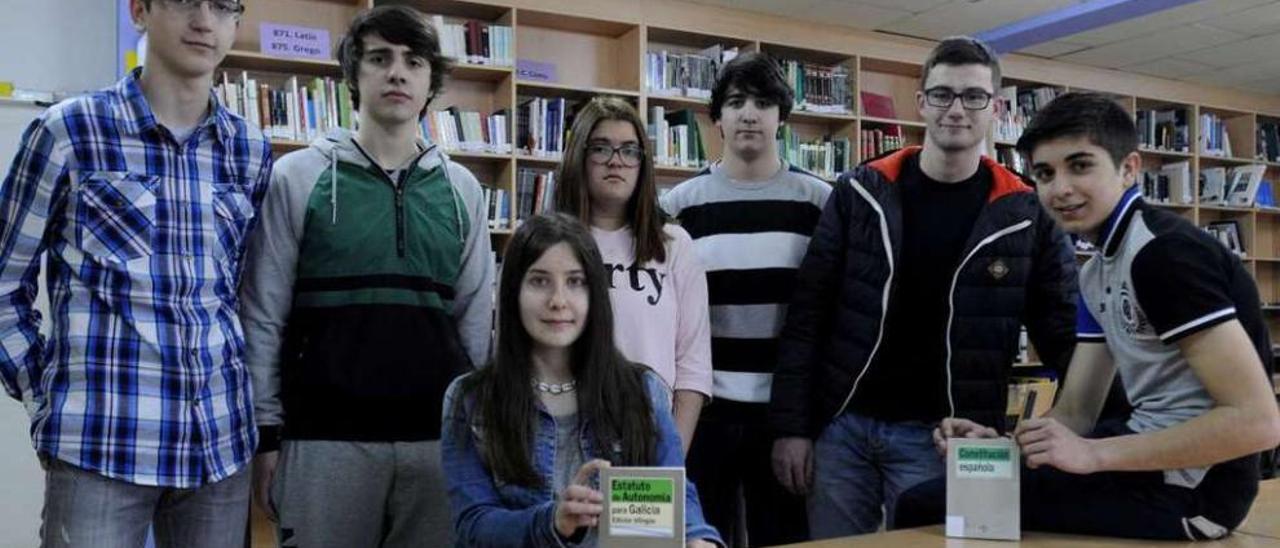 Algunos de los alumnos que realizan el trabajo, ayer, en la biblioteca del instituto. // Bernabé/Javier Lalín