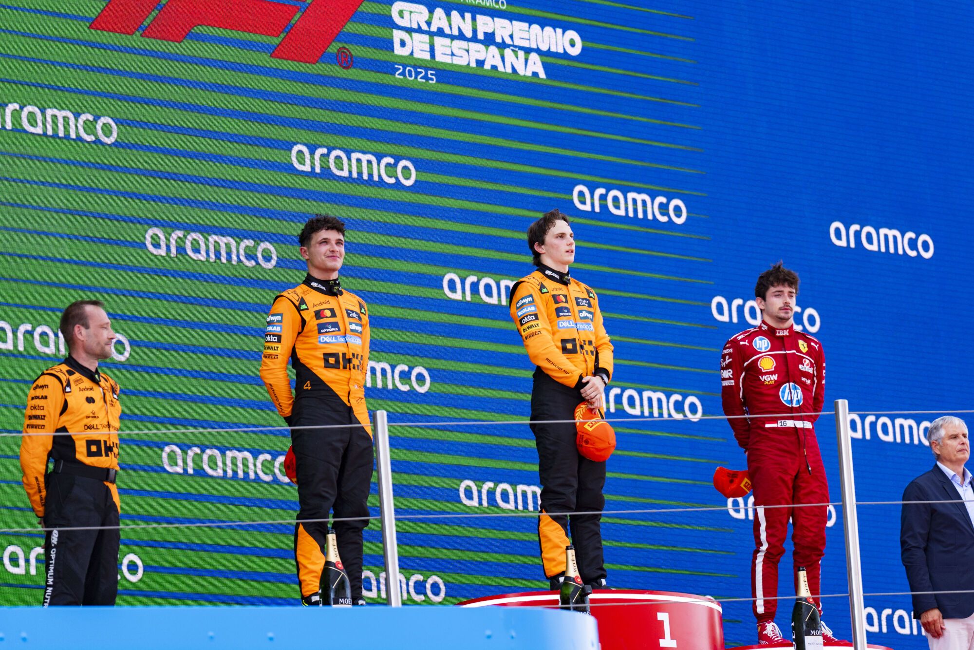 BARCELONA, 01/06/2025.- El piloto australiano del equipo McLaren Oscar Piastri (c), el piloto británico del equipo McLaren Lando Norris (2i), y el piloto monegasco del equipo Ferrari Charles Leclerc (2d), primero, segundo y tercer clasificado, en el podio tras el Gran Premio de España de Fórmula Uno, este domingo en el circuito de Barcelona-Cataluña, en Montmeló (Barcelona).- EFE/ Siu Wu