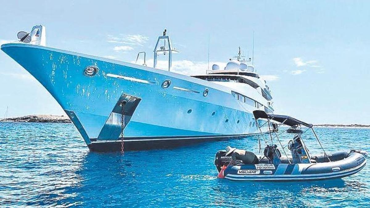Die Seegras-Polizei bei einer Yacht.