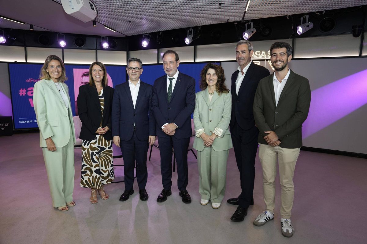 De izquierda a derecha: Cristina Crespo, diputada del Ilustre Colegio de la Abogacía de Barcelona (ICAB); Cristina Vallejo, decana del ICAB; Félix Bolaños, ministro de la Presidencia, Justicia y Relaciones con las Cortes; Ramon Espadaler, conseller de Justícia i Qualitat Democràtica; Maite Casado, secretaria general de Justícia i Qualitat Democràtica; Jorge Navarro, vicedecano del ICAB; y Alexander Salvador, diputado del ICAB.