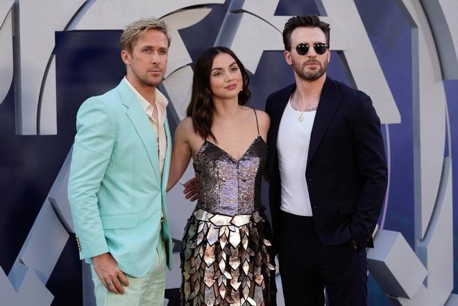 Ryan Gosling, Ana de Armas y Chris Evans en el estreno de The Gray Man