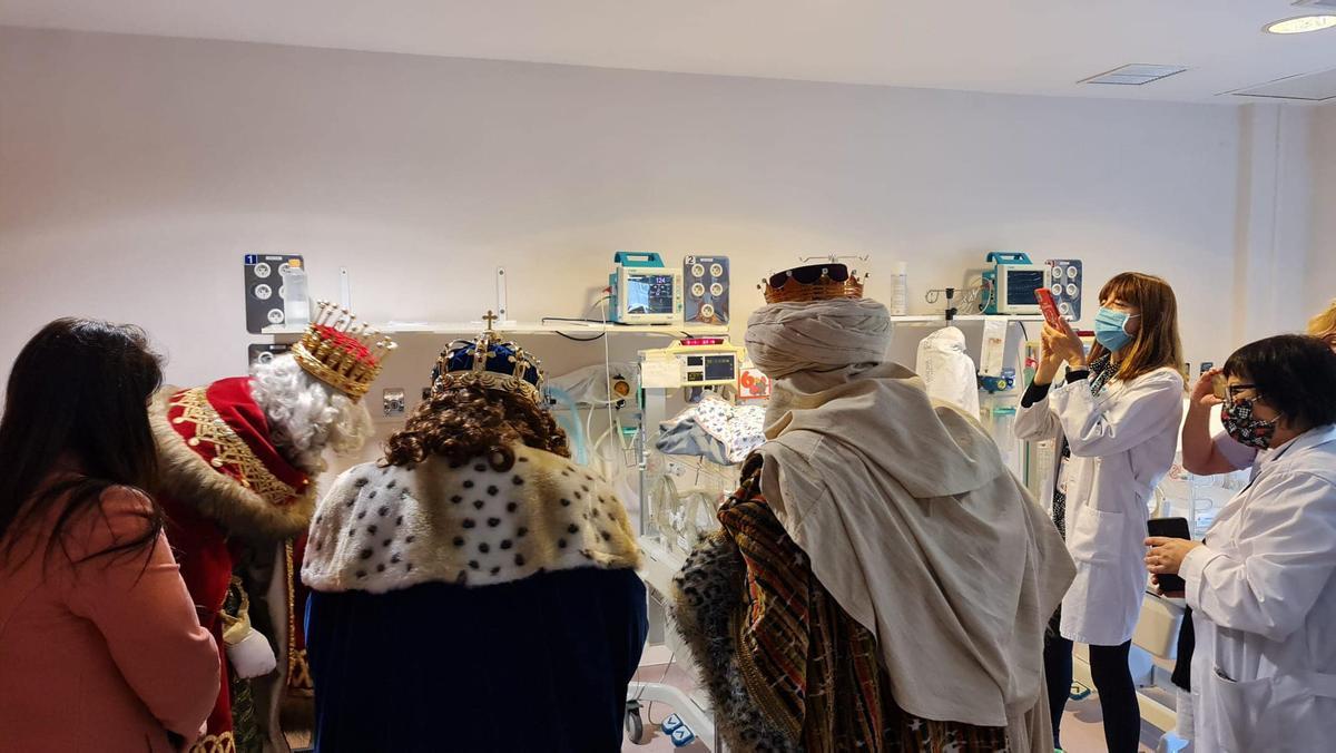 Los Reyes Magos visitando a los niños enfermos en el Hospital de Elda antes de iniciar la Cabalgata.