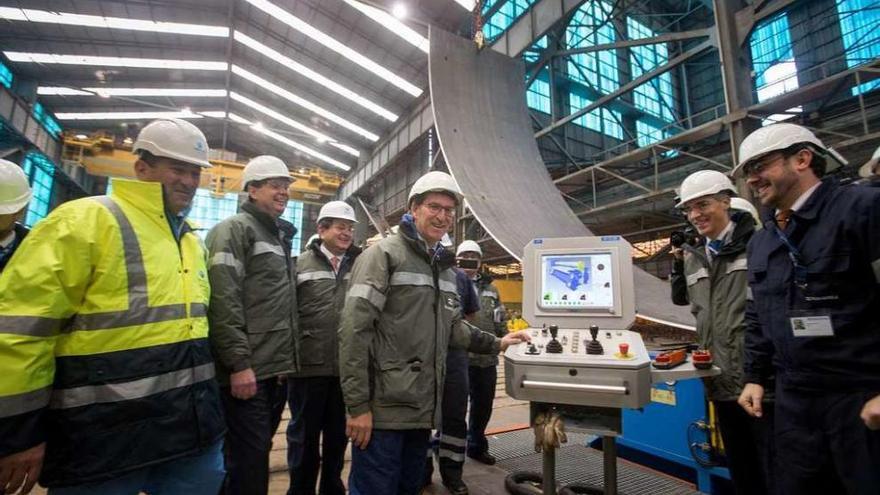 El presidente de la Xunta, Alberto Núñez Feijóo, ayer, en su visita a los astilleros de Navantia en Fene.