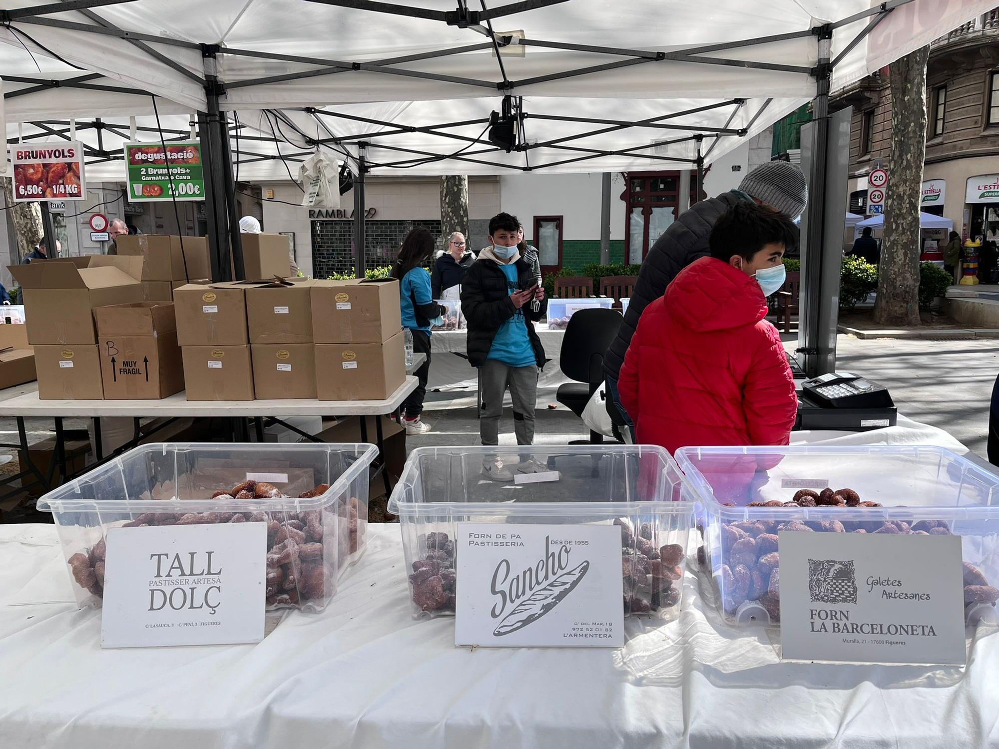 Torna la cua per comprar brunyols a la Rambla