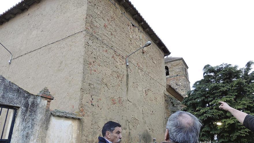 Alcalde y vecinos de Santa Colomba de las Monjas observan el muro norte junto al antiguo cementerio.