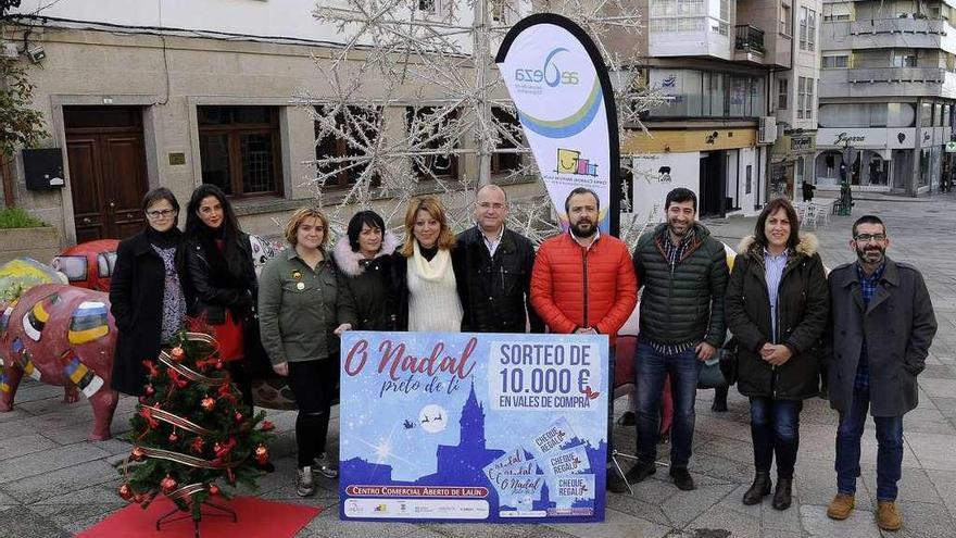 Presentación de la campaña navideña, ayer, en la Praza da Igrexa. // Bernabé/Javier Lalín