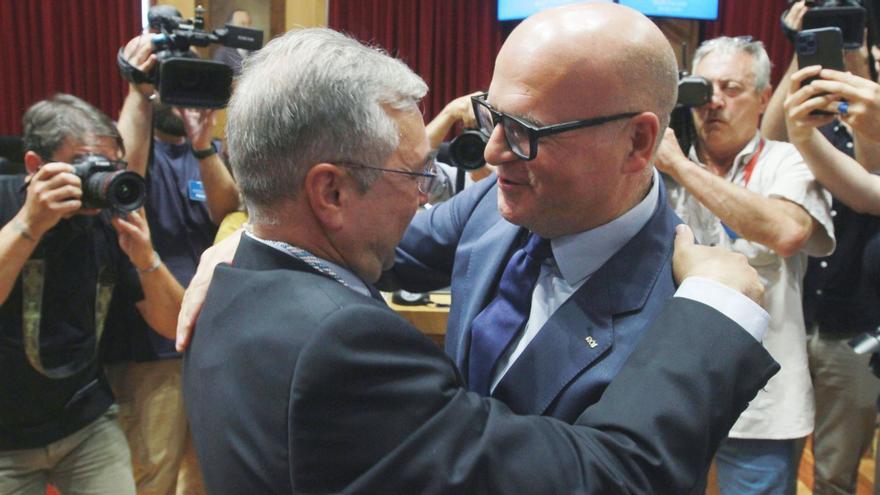 Luis Menor se abraza con su antecesor, Manuel Baltar, tras la sesión de investidura. |   // IÑAKI OSORIO