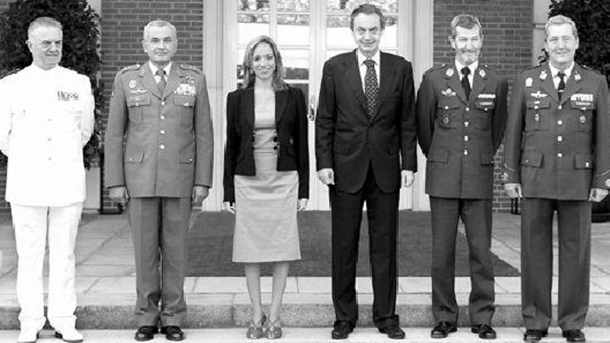 Zapatero y Chacón, en el centro, posan en La Moncloa con Manuel Rebollo, Fulgencio Coll, José Julio Rodríguez y José Jiménez Ruiz. / juan m. espinosa