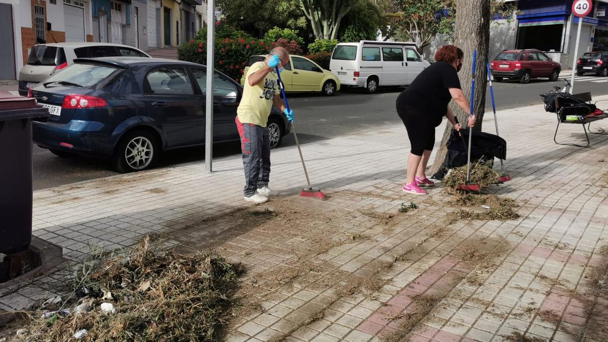 Los vecinos de Las Mesas limpian zonas del barrio