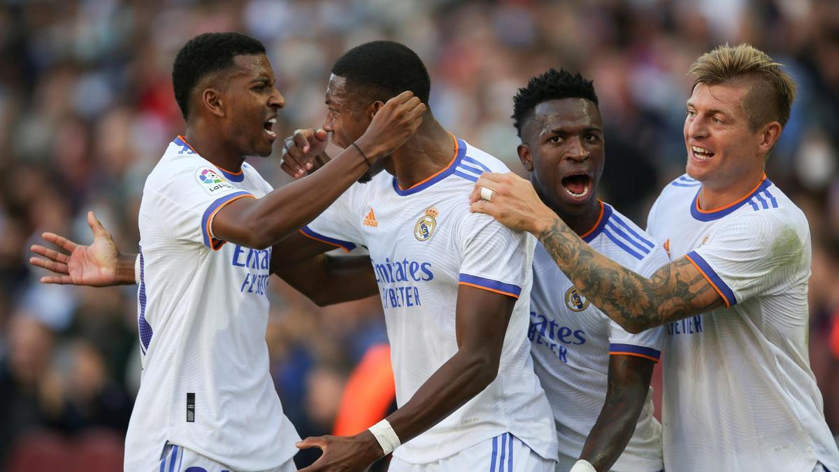 Varios jugadores del Real Madrid celebran un gol de Alaba.