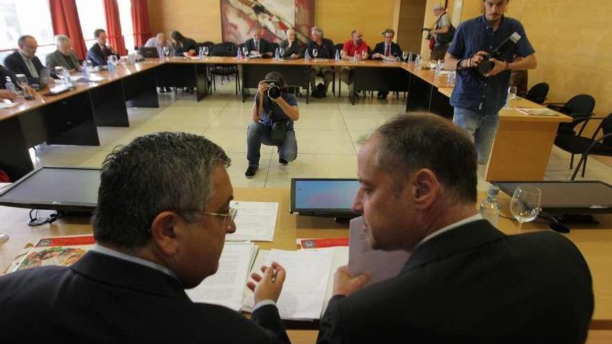 Ernesto Pedrosa y Salustiano Mato presidieron el pleno del Consello Social de la UVigo.