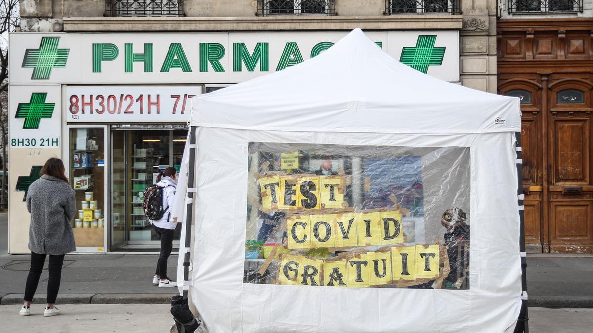 Cola para realizarse un test de covid en una calle de París, este martes.