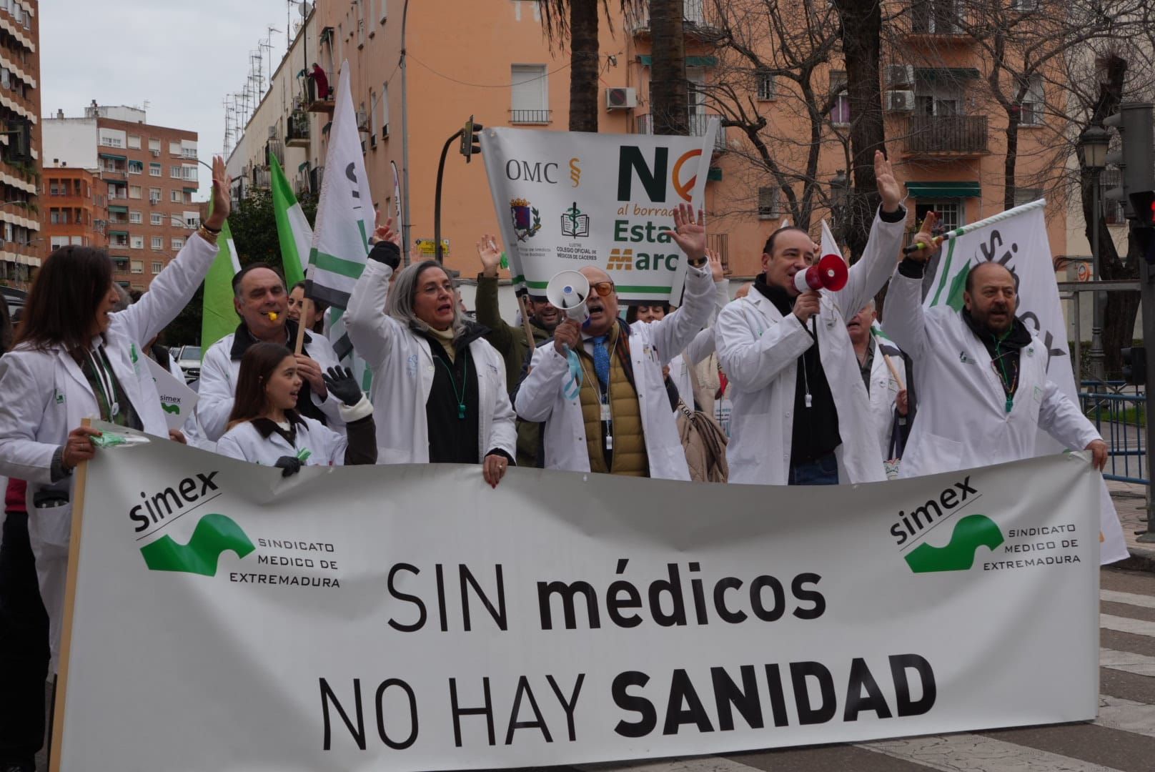 La rebelión blanca que pone en jaque a Mónica García: “Sin médicos no hay sanidad” https://estaticos-cdn.prensaiberica.es/clip/96027a7e-bce3-4ff7-8b92-daf14ac5ffae_source-aspect-ratio_default_0_x808y360.jpg