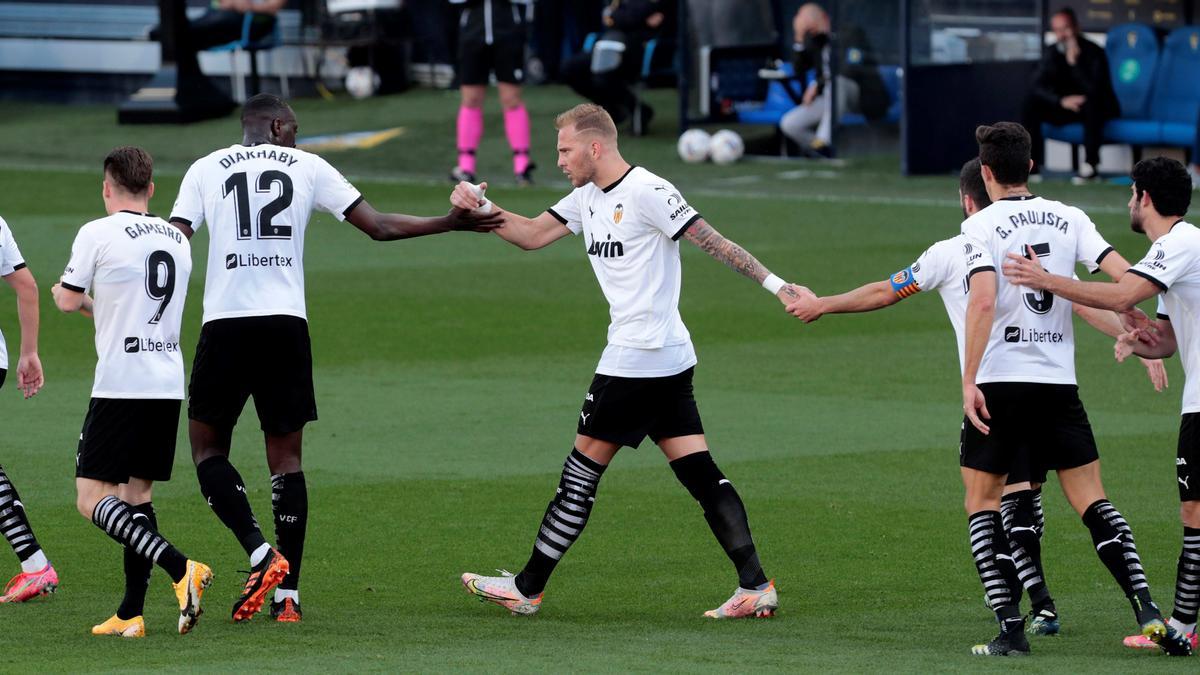 Los jugadores del Valencia se retiraron del terreno de juego ante el Cádiz por un posible insulto racista a Diahkaby