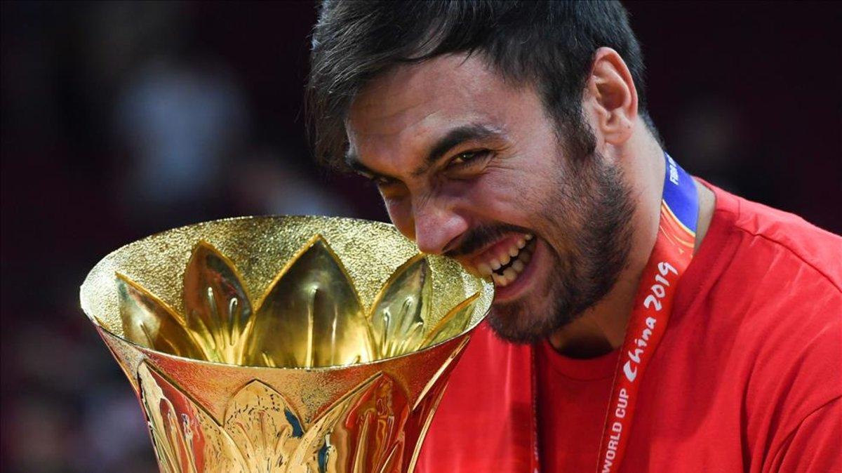 Oriola sostiene la copa de campeón del Mundial de baloncesto