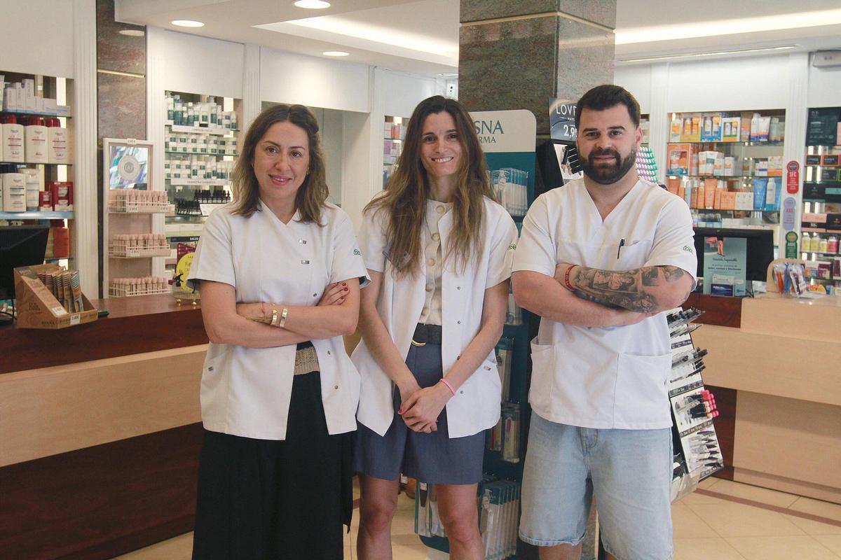 Las farmacéuticas cotitulares de 'La Pontina', Cristina Cuquejo y Alba García, junto a un trabajador.