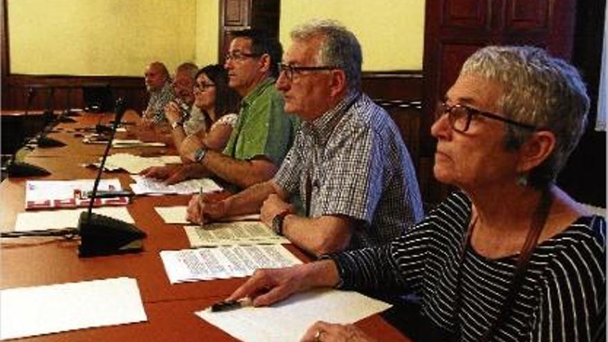 Representants del Marc Unitari de la Comunitat Educativa, reunits amb diputats al Parlament.