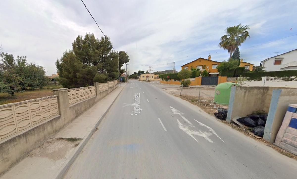 Uno de los tramos de la carretera que pasa por la urbanización La Llobatera de Riba-roja de Túria.