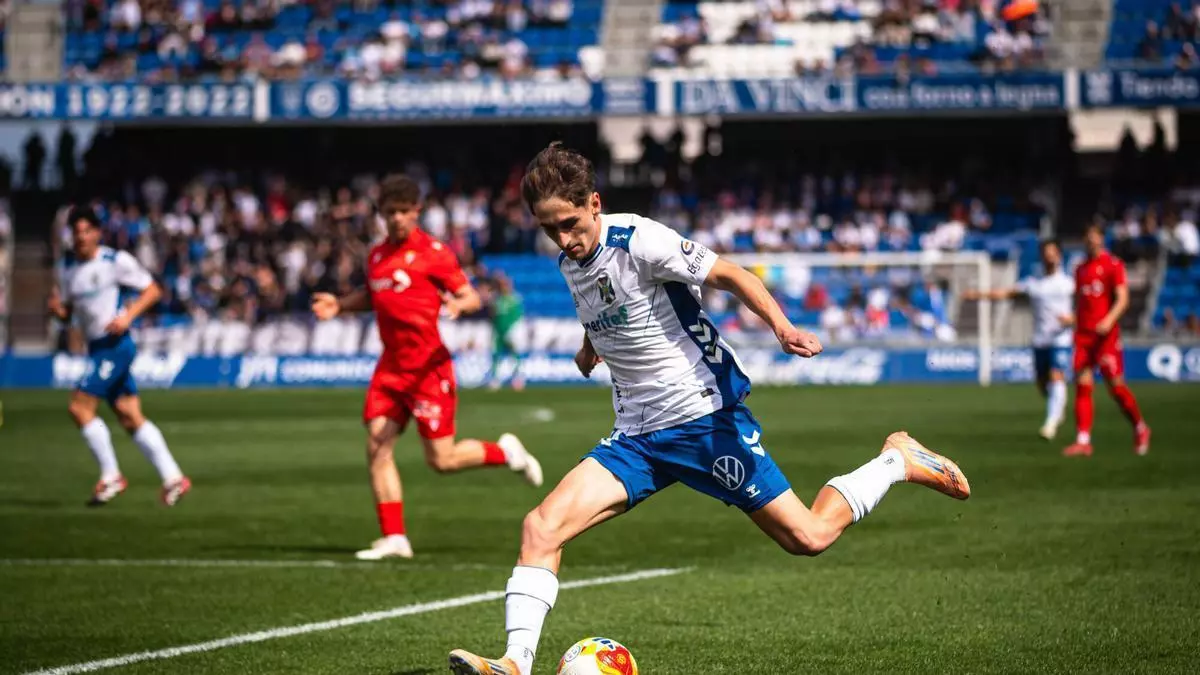 El brillo, en el resultado: el Tenerife derrota al colista y avanza hacia el ascenso
