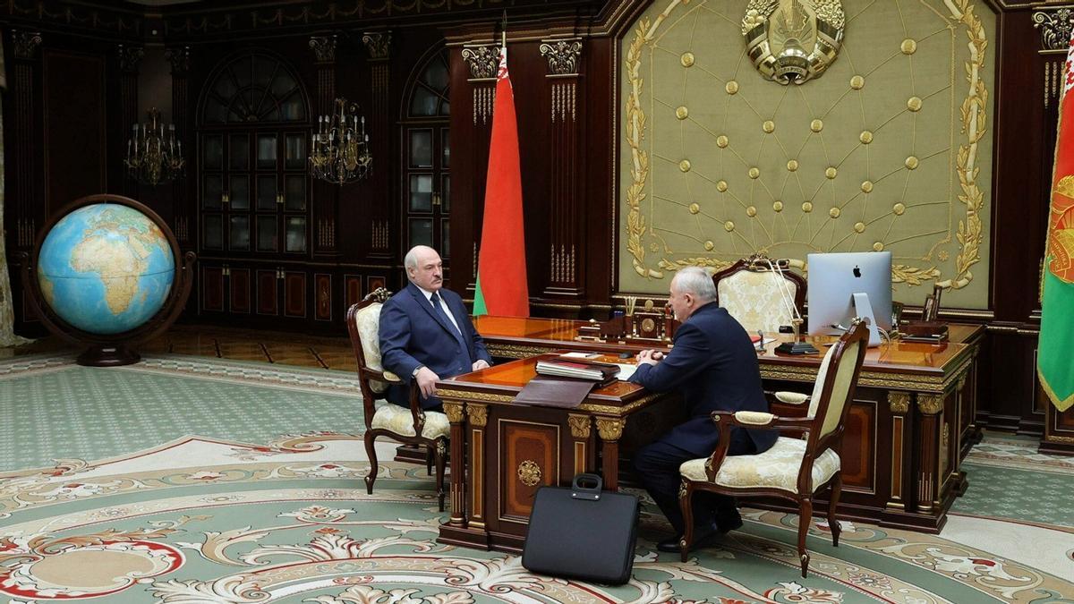 Reunión entre Viktor Sheiman (d) y Aleksandr Lukashenko, presidente de Bielorrusia.