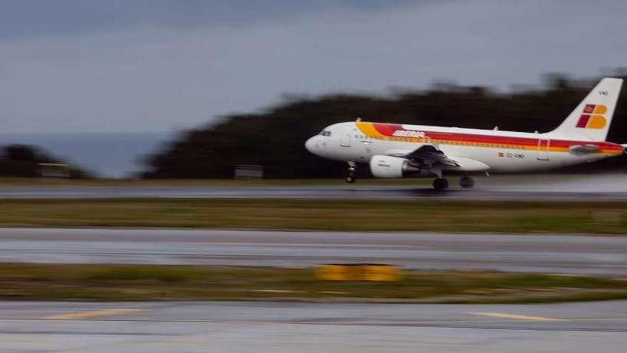 Un avión aterriza en el aeropuerto de Asturias.