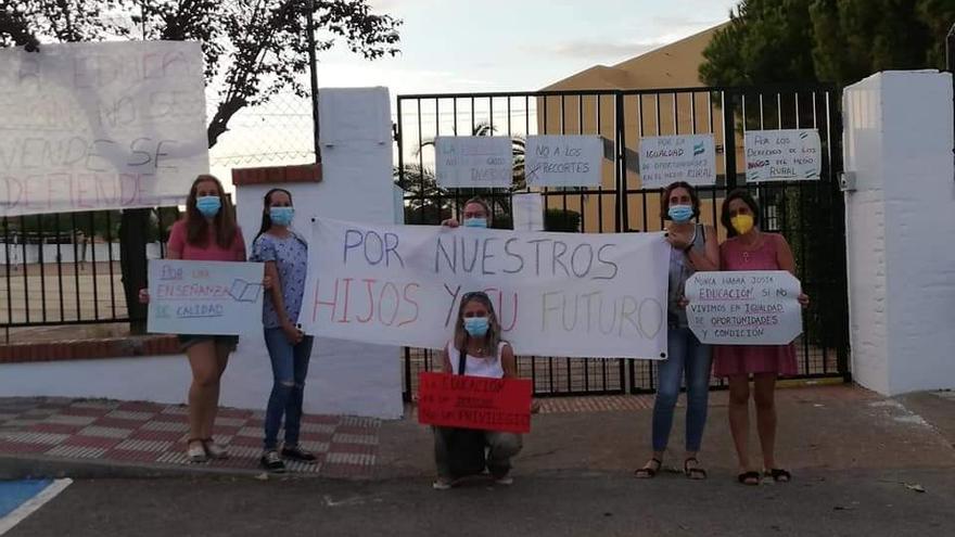 Protesta de las familia a las puertas del colegio de Valdecaballeros, para pedir que no supriman a un docente este curso.