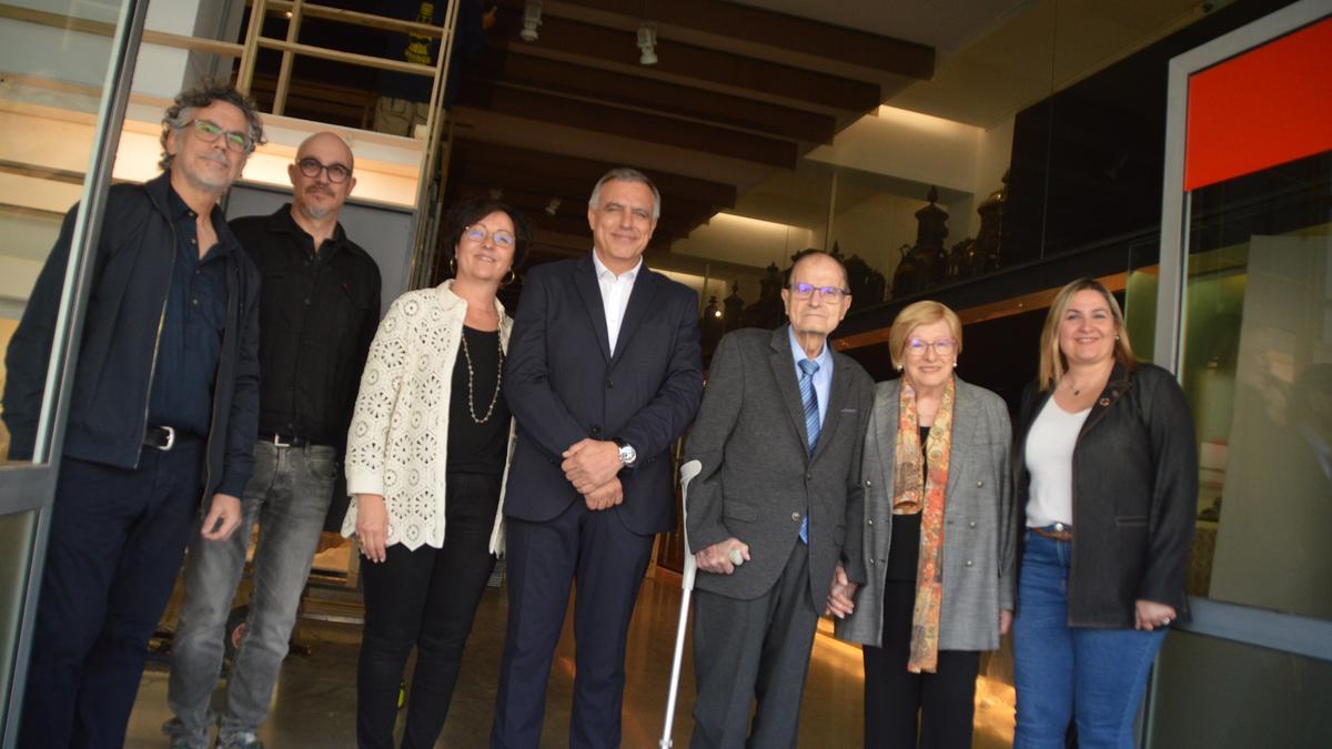 La família Padrosa amb els comissaris de l&#039;exposició al Museu de la Tènica i l&#039;alcaldessa de Figueres.