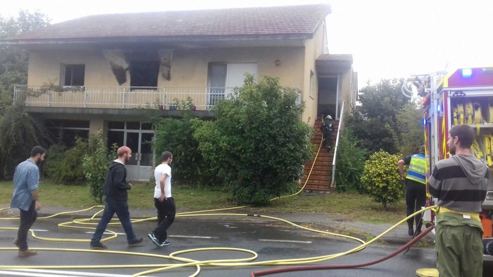 Los bomberos intervienen en el incendio de una casa en A Estrada