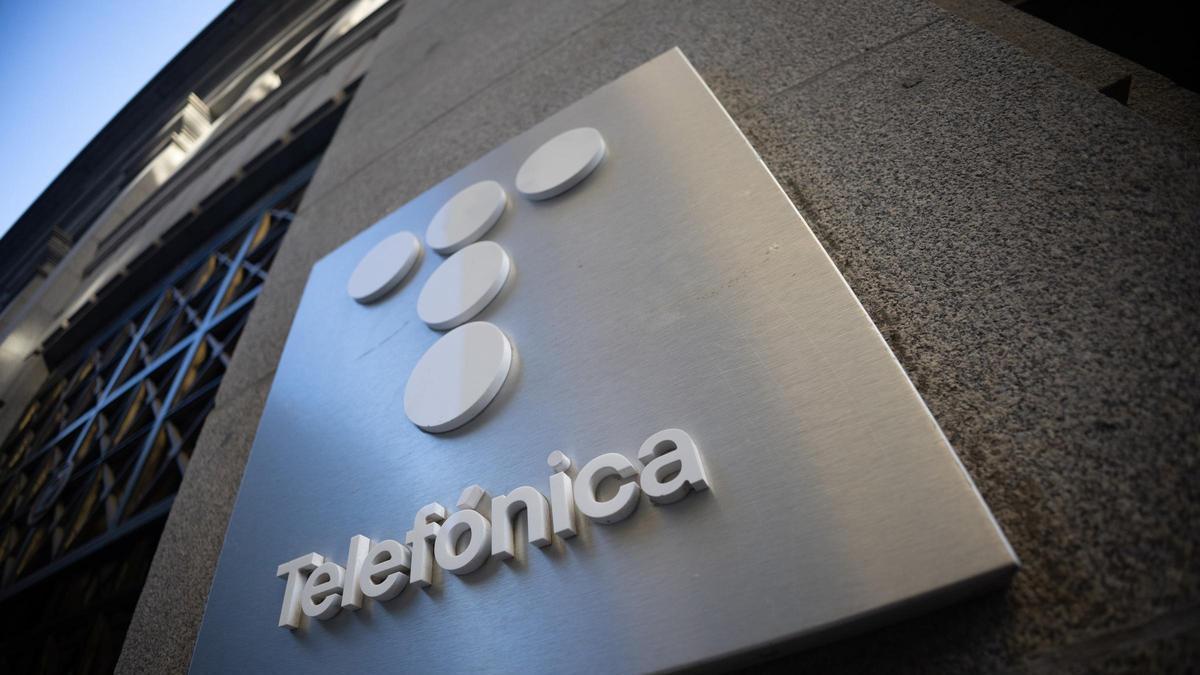 Archivo - Fachada del edificio de Telefónica en la Gran Vía, a 28 de noviembre de 2025, en Madrid (España).