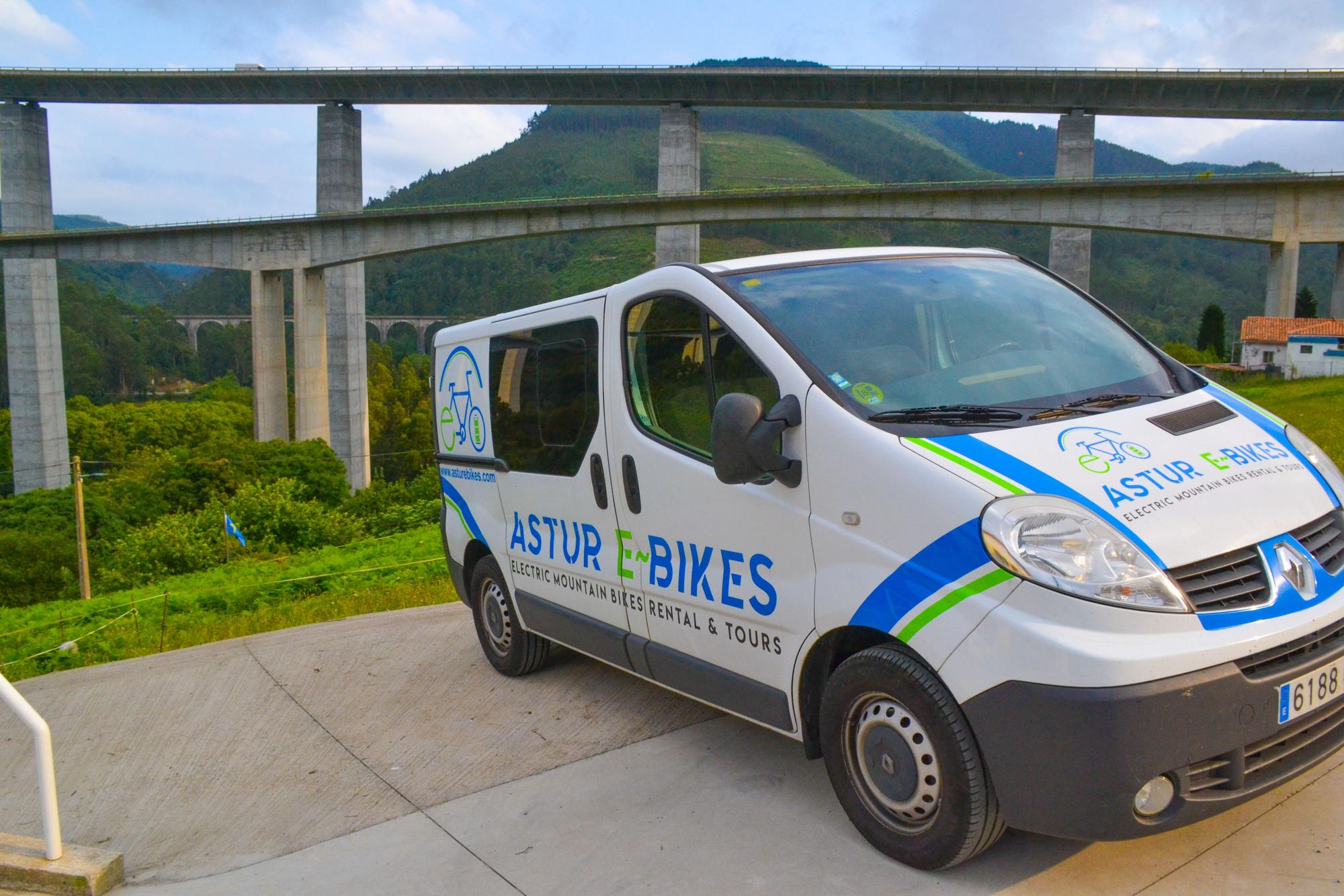 Furgoneta de la empresa Astur-E-Bikes