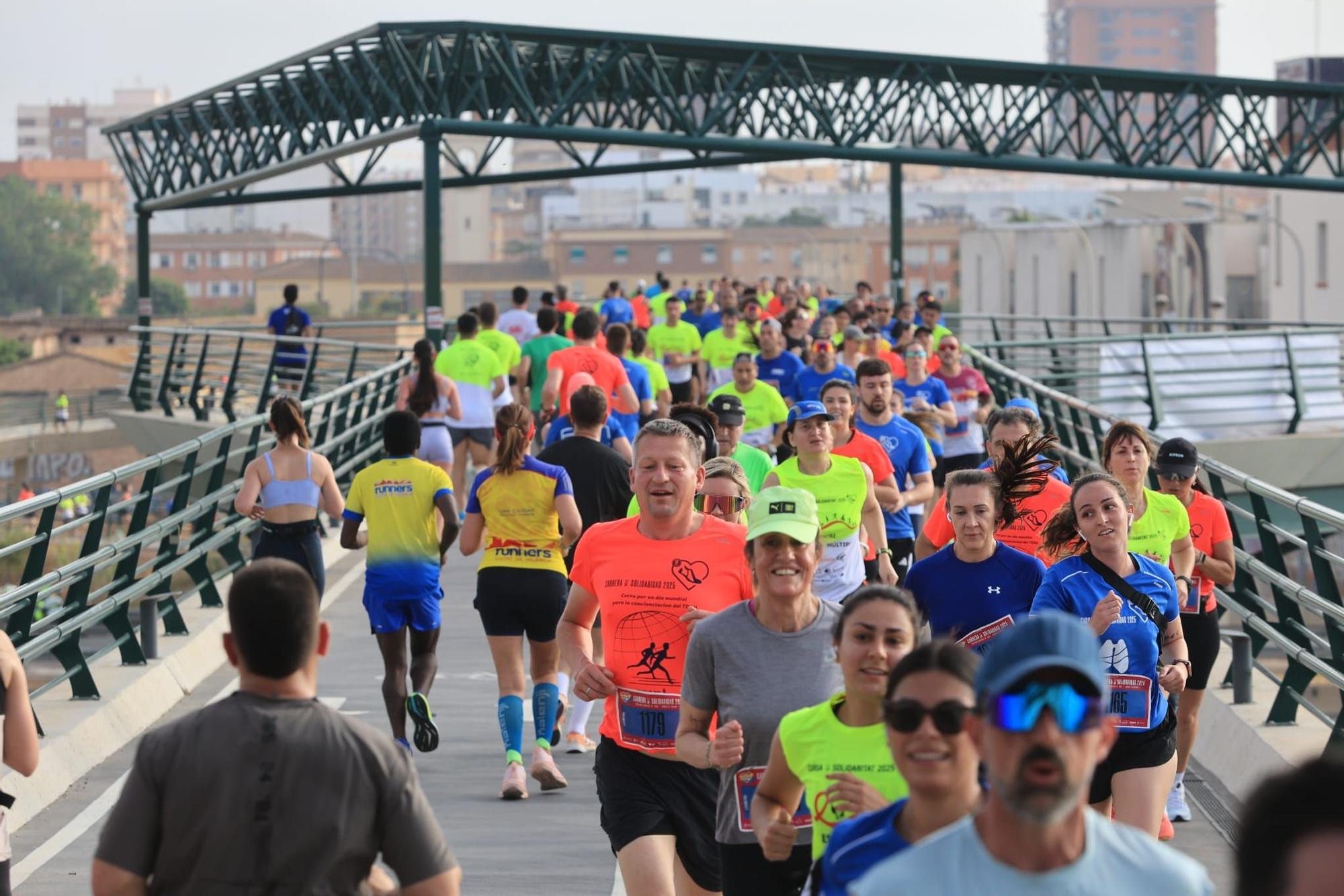 Búscate en la Carrera de la Solidaridad de València: así ha sido el paso por un puente mítico de la ciudad