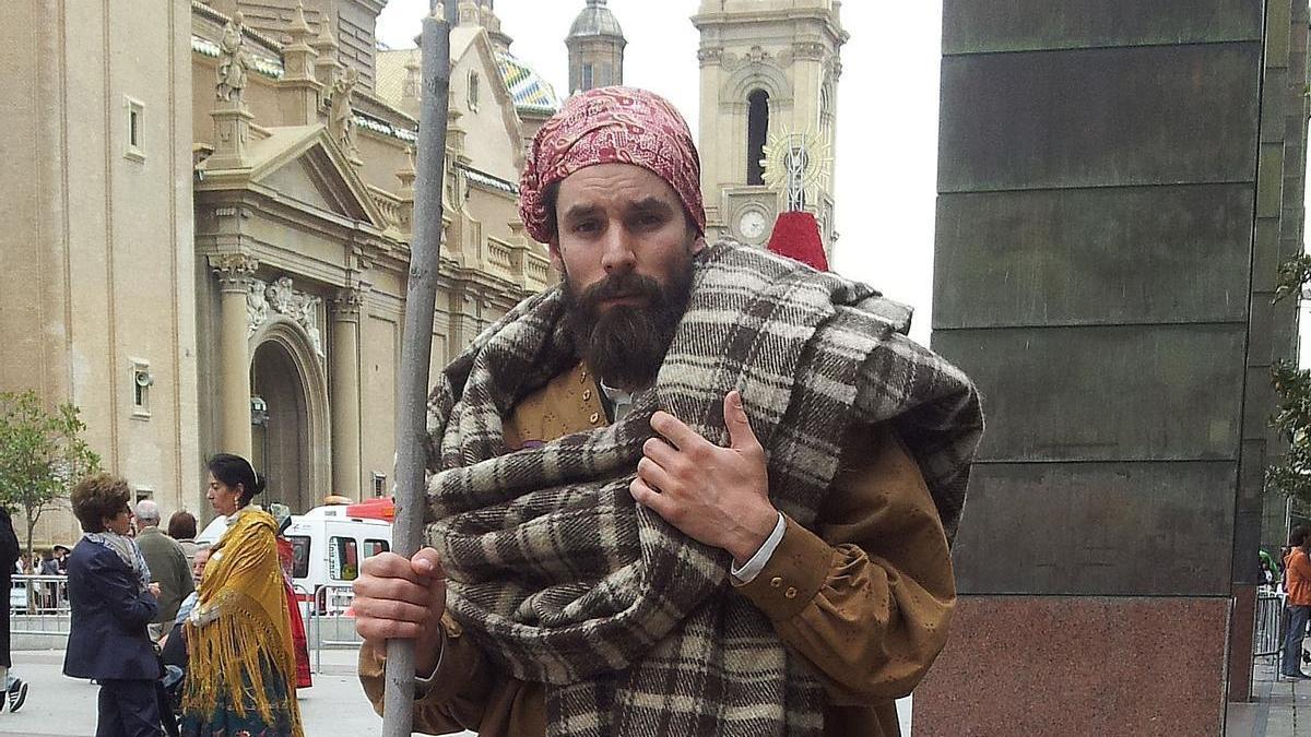 Pañuelo en la cabeza, manta sobre los hombres o vara pueden formar parte del traje aragonés.