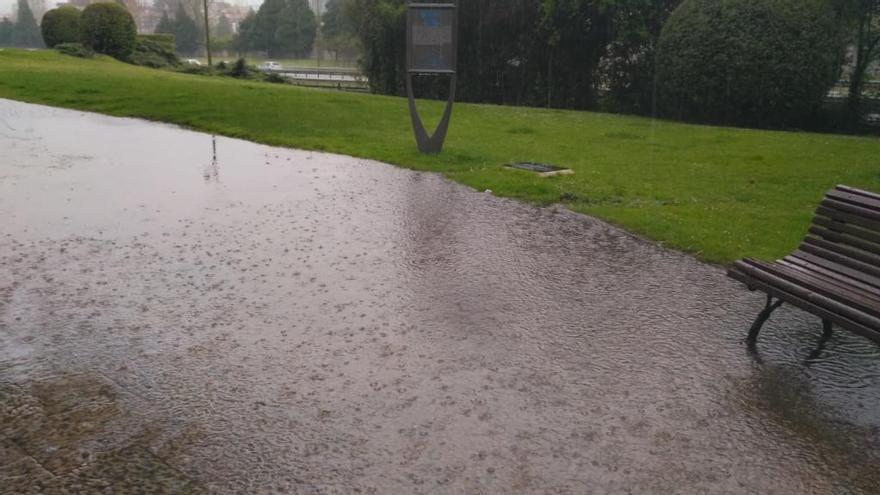 La lluvia anega el entorno de la iglesia de Santullano