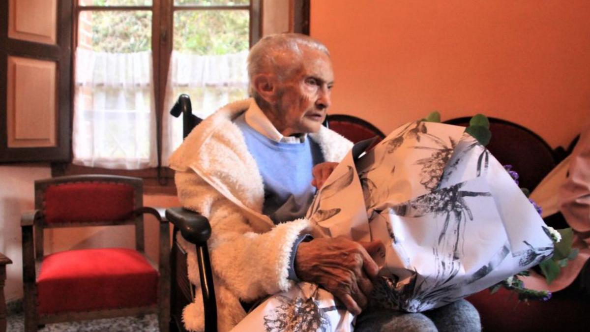 Teresa Álvarez, con un ramo de flores en su casa de Pontonga. | R. F. O.