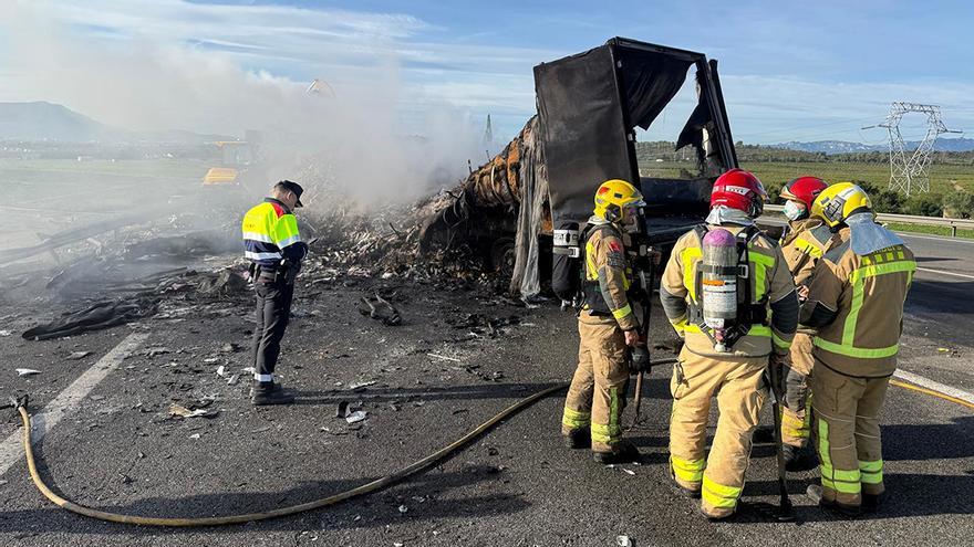 Un muerto en un accidente entre tres camiones en la AP-7 en L'Aldea (Tarragona)