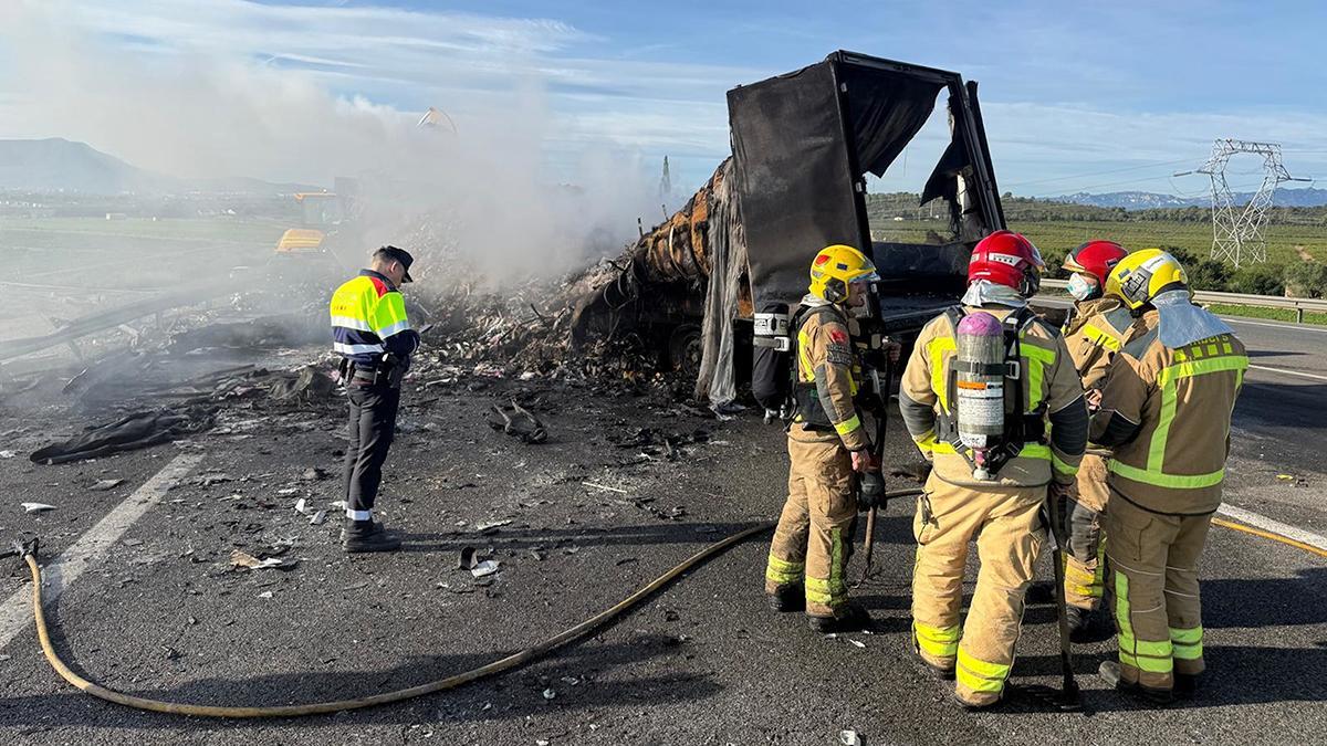 Accident entre tres camions a l'AP-7, a l'Aldea (Tarragona)