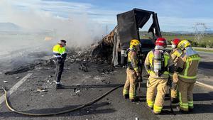 Un muerto en un accidente entre tres camiones en la AP-7 en LAldea (Tarragona)