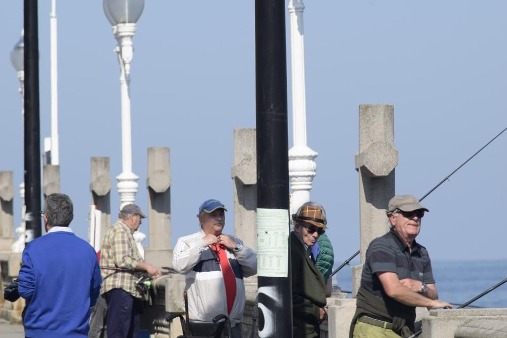 Gente tomando el sol en Gijón