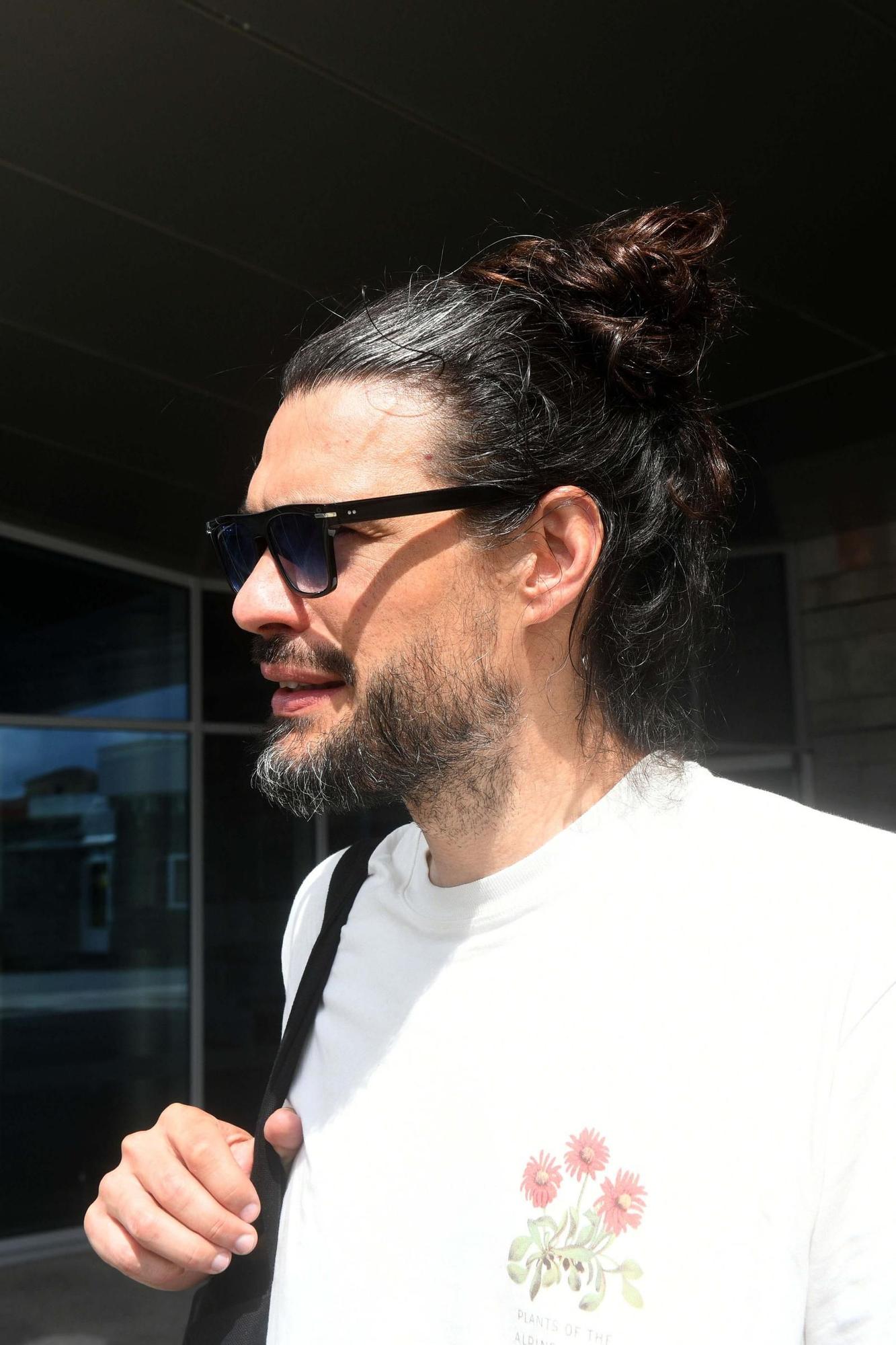 Oliver Laxe llega a A Coruña en su regreso a Galicia tras ganar un premio en el Festival de Cannes