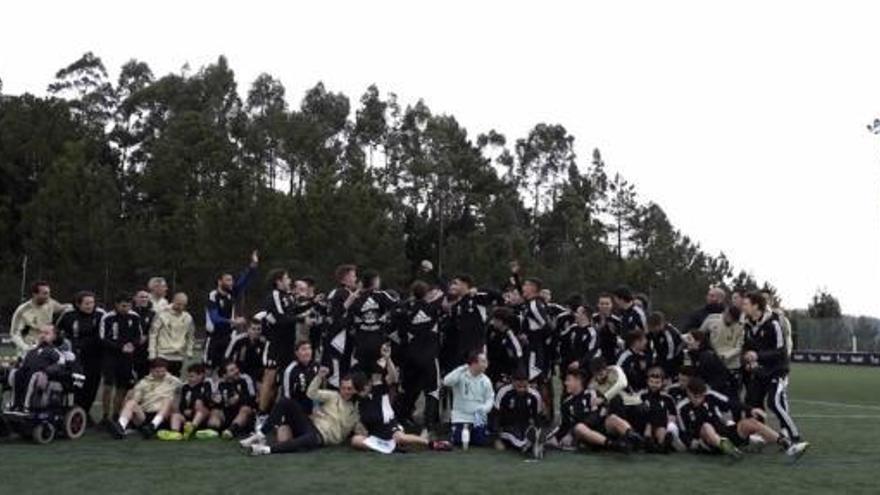 Jugadores del Celta B con la Fundación Celta Integra. |  // RCCV