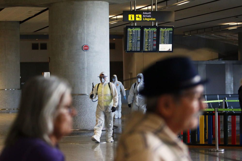 Efectivos de la UME, en el Aeropuerto.