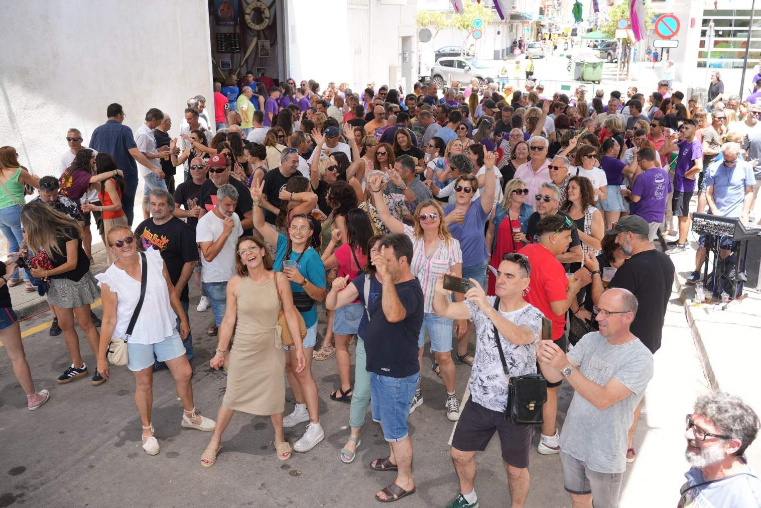 El Grau da inicio a las fiestas de Sant Pere con pólvora, bous y música