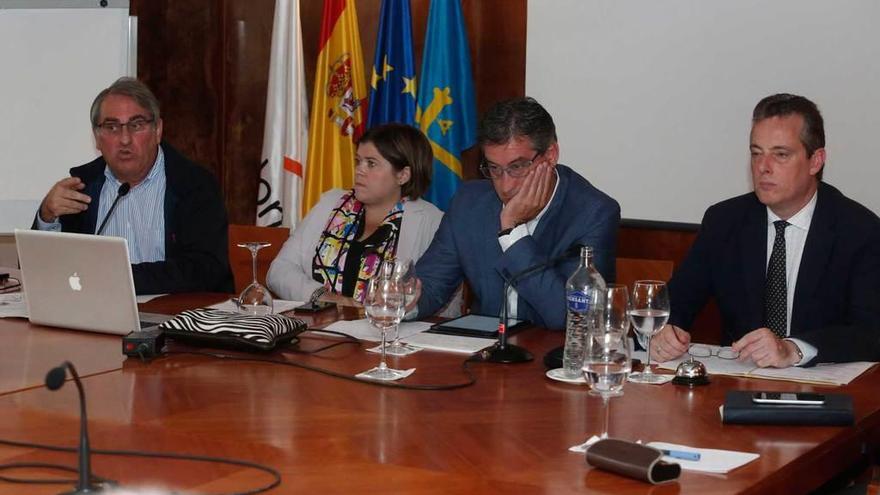 José Ramón García Cañal, Esther González (moderadora), Ignacio Prendes y Marcelino Marcos Líndez, ayer, durante su participación en La Granda.