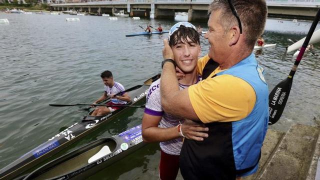 Bertín Llera celebra el triunfo junto a su padre, Alberto. | IRMA COLLÍN