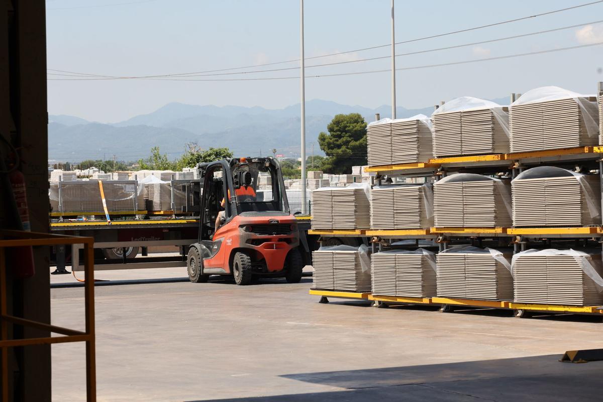 Movimiento de cerámica en una fábrica de Castellón.