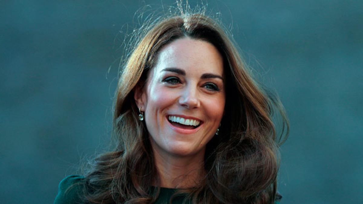 El maquillaje natural de Kate Middleton con vestido verde de Beulah