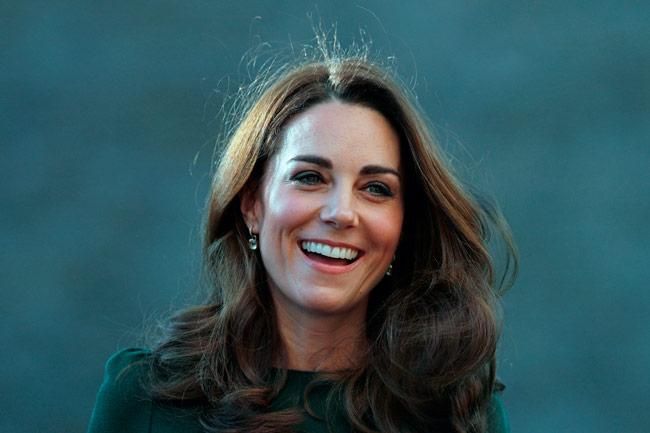 El maquillaje natural de Kate Middleton con vestido verde de Beulah