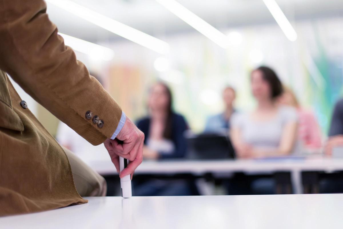 Educación Infantil, Primaria o Educación Física, distintas especialidades de Magisterio que combinan vocación, preparación específica y oportunidades de empleo estable.