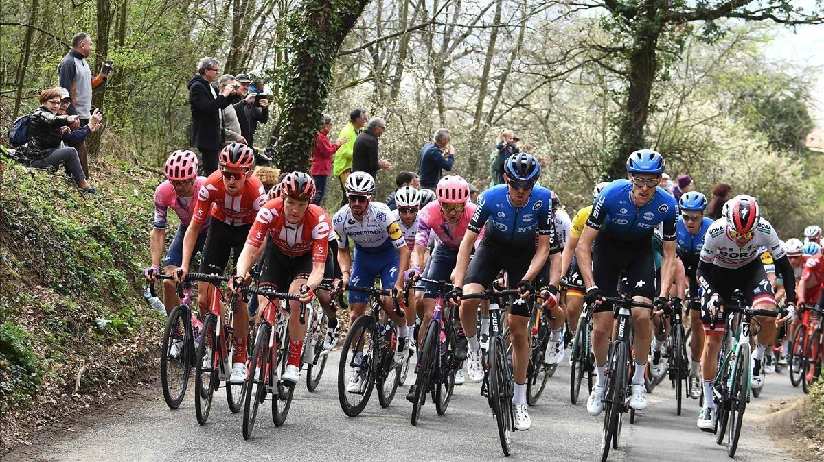 segea52755433 the pack climbs during the 227 km   5th stage of the 78th pa200313101822